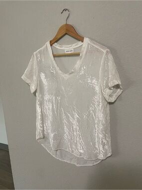bella dahl White Crushed Velvet V-Neck Tee m elevated basics travel 2000s y2k